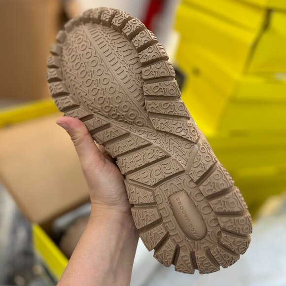 NWT!NEW! Marc Jacobs The Lazy Runner - Camel/ Unisex -Size: 40, 42, 44, 45 - Picture 4 of 15